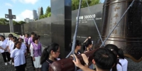 8月15日，南京中学生撞响和平大钟。 中新社记者 泱波 摄 - 江苏新闻网
