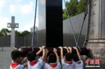 8月15日，南京小学生撞响和平大钟。 中新社记者 泱波 摄 - 江苏新闻网