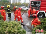 消防队员在进行紧急抢险。 - 江苏新闻网