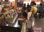 　南京博物院的非遗馆内，大量游客前来感受文化遗产的“活态传承”。　杨颜慈 摄 - 江苏新闻网