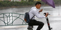 今年第18号台风“温比亚”的中心已于8月17日凌晨4时5分前后在上海浦东新区南部沿海登陆，登陆时中心附近最大风力将达到9级。大风大雨使得市民出行受到了一定程度的影响。预计，“温比亚”将继续向西偏北方向移动，强度逐渐减弱。图为大风大雨，给市民出行带来不同程度影响。 殷立勤 摄 - 江苏新闻网