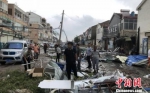 徐州市铜山区刘集镇受台风影响，居民正在清理被强风损坏的财物。　朱志庚 摄 - 江苏新闻网