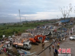 现场一片狼藉，多处房屋坍塌，救援人员正在紧急施救。　朱志庚 摄 - 江苏新闻网