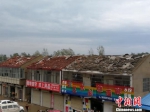 多处房屋房瓦被成片刮起。　朱志庚 摄 - 江苏新闻网