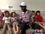 外籍友人在龙卷风灾区居民安置点看望儿童。顾名筛 摄 - 江苏新闻网