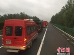 　图为8月26日下午，江苏千名消防官兵正在赶往山东寿光途中。孟德龙 摄 - 江苏新闻网