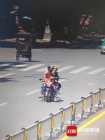 一辆摩托车上共坐7人 男子因无证驾驶被拘10天 - 新浪江苏