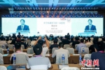 周志华在人工智能峰会上发表《关于机器学习的一点思考》主旨演讲。　李珂 摄 - 江苏新闻网