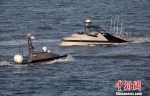 图为警方出动无人艇进行海上追捕。　泱波 摄 - 江苏新闻网
