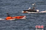 图为警方出动无人艇进行海上追捕。　泱波 摄 - 江苏新闻网