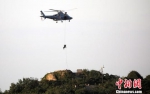 图为警方出动直升机索降无人岛抓获走私者。　泱波 摄 - 江苏新闻网