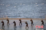 图为警方进行演练。　泱波 摄 - 江苏新闻网