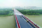 南京长江大桥回归倒计时 主桥桥面进行沥青摊铺 - 新浪江苏