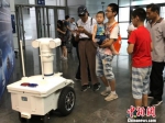 来自高新兴的巡逻机器人吸引了不少观展市民。　孙权 摄 - 江苏新闻网