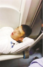 男子早高峰躺占地铁座位引质疑 网友谴责不文明行为 - 江苏音符