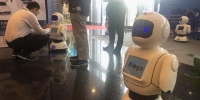 在“2018(第六届)江苏互联网大会”召开期间，多款智能机器人亮相。　杨颜慈　摄 - 江苏新闻网