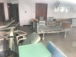 9月19日，凤凰医院体检中心内堆放了不少铁架床。 澎湃新闻记者 邱海鸿 图 - 新浪江苏