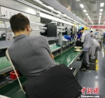 德国记者走进工厂深入了解“中国智造”。　钟升 摄 - 江苏新闻网