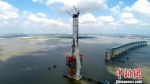 28日，330米高的沪通长江大桥北侧主塔成功封顶。　袁博 摄 - 江苏新闻网