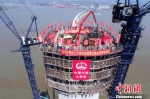 　28日，330米高的沪通长江大桥北侧主塔成功封顶。　袁博 摄 - 江苏新闻网