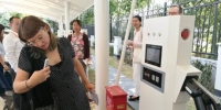 新能源汽车充电桩引起了德国记者的兴趣。　钟升 摄 - 江苏新闻网