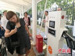 新能源汽车充电桩引起了德国记者的兴趣。　钟升 摄 - 江苏新闻网