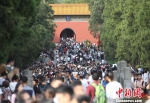 　十一黄金周首日，中山陵园风景区迎来客流11.5万人次。　泱波 摄 - 江苏新闻网
