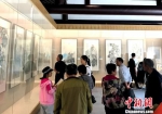 　图为游客在书画中领略中国大运河和世界运河的魅力风采。　崔佳明 摄 - 江苏新闻网