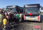 昆山市至青浦区的两条公交线路正式开通，将为苏沪两地百姓出行带来更多便利。　黄莹 摄 - 江苏新闻网