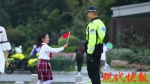 国庆最燃“打卡”！小女孩一个敬礼，全城上演国旗接力 - 新华报业网