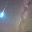 资料图：在青海海西州德令哈可鲁克湖边，一颗火流星照亮了夜空。 唐正晔 摄 - 江苏新闻网