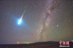 资料图：在青海海西州德令哈可鲁克湖边，一颗火流星照亮了夜空。 唐正晔 摄 - 江苏新闻网