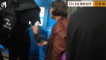 地铁售票机处乞讨 老人3分钟赚10元（图） - 新浪江苏