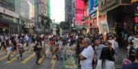 资料图：10月5日，香港的旅游购物胜地尖沙咀游客爆满。中新社记者 谢光磊 摄 - 江苏新闻网