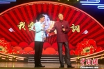 图为冯巩(右一)登台表演相声《我爱诗词2》。　崔佳明 摄 - 江苏新闻网