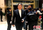 图为姜昆经过安检步入会场。　崔佳明 摄 - 江苏新闻网