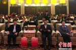 图为张怀西(右二)、舒惠国(左一)、黄晴宜(右一)出席论坛开幕式。　崔佳明 摄 - 江苏新闻网