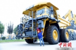 图为徐工集团出产的矿用自卸车，车轮直径长过成年人身高。　朱志庚 摄 - 江苏新闻网