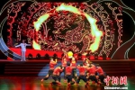 图为开场歌舞《舞龙灯》。　汤德宏 摄 - 江苏新闻网