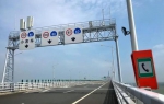 港珠澳大桥限速牌（图/央视记者 梁震） - 新浪江苏