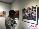 图为市民观赏展出图片《单车迎新娘》。　杨颜慈 摄 - 江苏新闻网