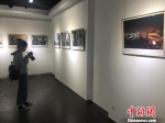 图为市民参观展览。　杨颜慈 摄 - 江苏新闻网