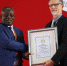 加纳大学埃里克·意仁基·丹夸（Eric Yirenkyi Danquah）教授（左）获得2018世界农业奖。　泱波　摄 - 江苏新闻网