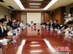 图为江苏省外办副主任黄锡强在接受采访团专访。　杨陈 摄 - 江苏新闻网