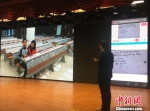现场演示，学生拍题提问，老师在线答题。　申冉 摄 - 江苏新闻网
