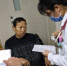 护士在急症室内询问郑成月病情。摄影/新京报记者 彭子洋 - 新浪江苏