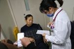 护士在急症室内询问郑成月病情。摄影/新京报记者 彭子洋 - 新浪江苏