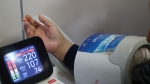 郑成月测量血压，收缩压达220。摄影/新京报见习记者 刘思洁 - 新浪江苏