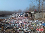 昔日耿车镇，水塘中满是塑料废弃物。 - 江苏新闻网