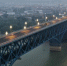 航拍亮灯的南京长江大桥。　毛劲松　摄 - 江苏新闻网